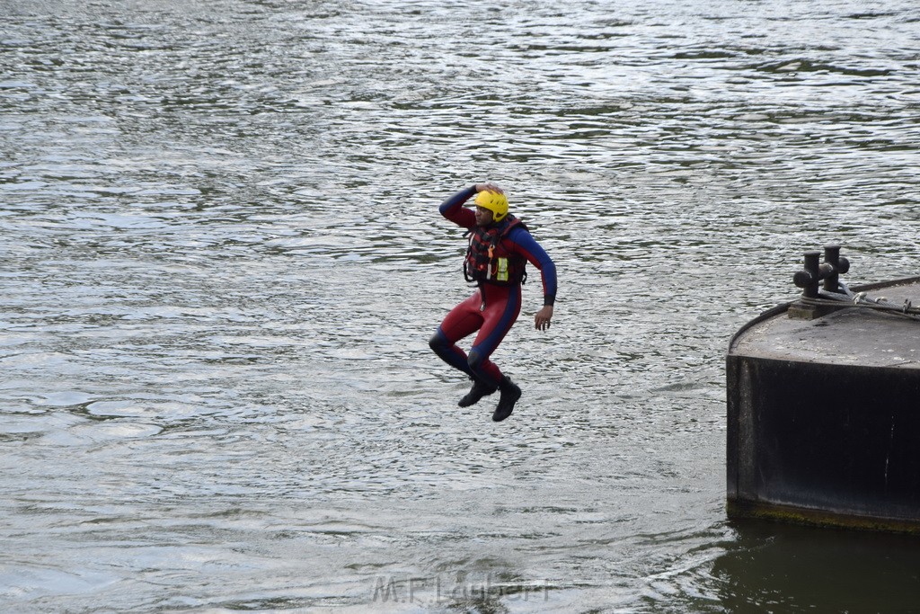 Uebung BF Taucher und Presse Koeln Zoobruecke Rhein P349.JPG - Miklos Laubert